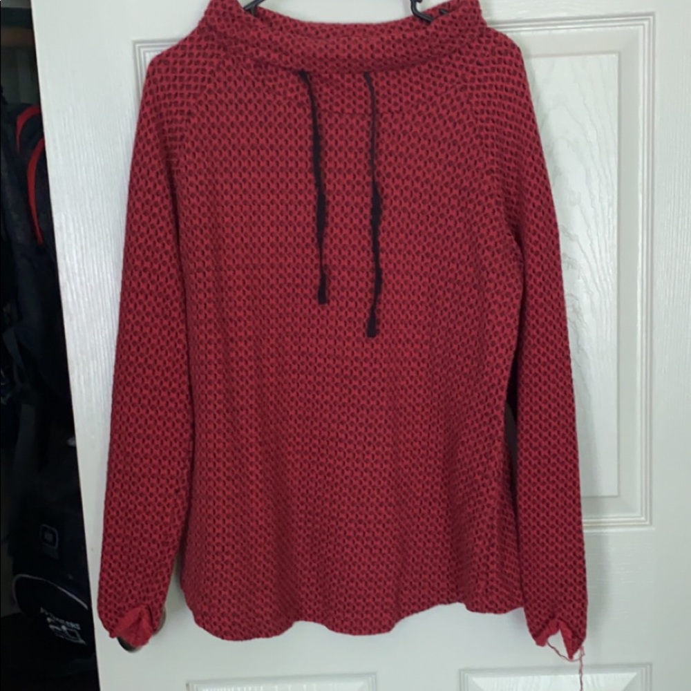 Red and back pullover